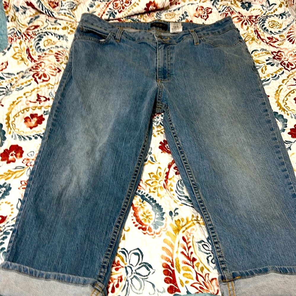 Ladies Eddie Bauer denim capris, good condition.